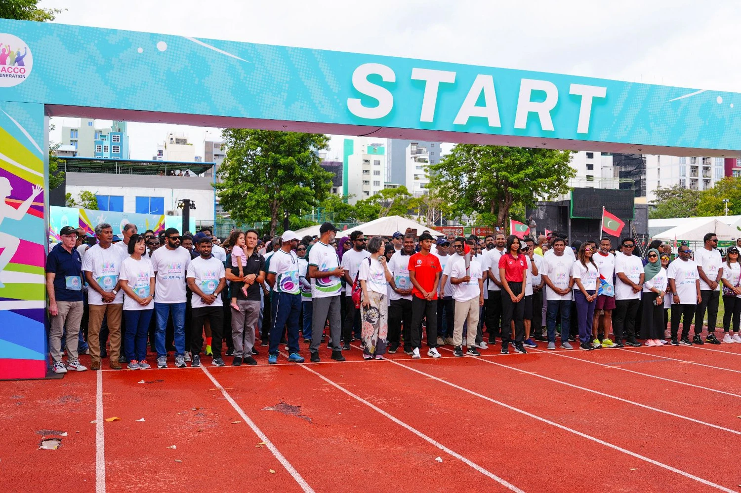 ޖެނެރޭޝަނަލް ބޭން ޤާނޫނަށް ޢަމަލު ކުރަން ފެށުމުގެ ގޮތުން ފެށި ނޭޝަނަލް ޓޯޗު ރަން ފެށުމުގެ ރަސްމިއްޔާތުގައި ވަޒީރު އާދަމް ނަޞީރު ބައިވެރިވެވަޑައިގެންފި.