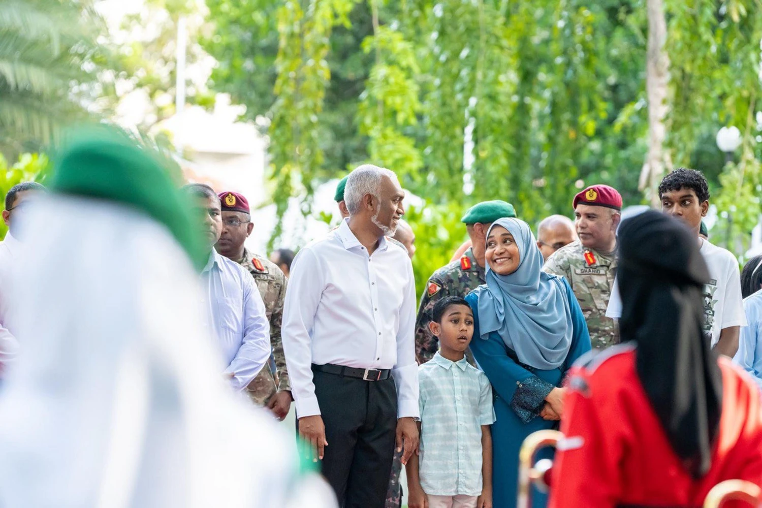 ދިވެހިރާއްޖޭގެ ފަޚުރުވެރި މިނިވަންދުވަހާ ގުޅިގެން ބޭއްވި ޝަރަފުގެ ހިނގާލުން ރައީސްގެ ދެކަނބަލުން ބައްލަވާލައްވައިފި.