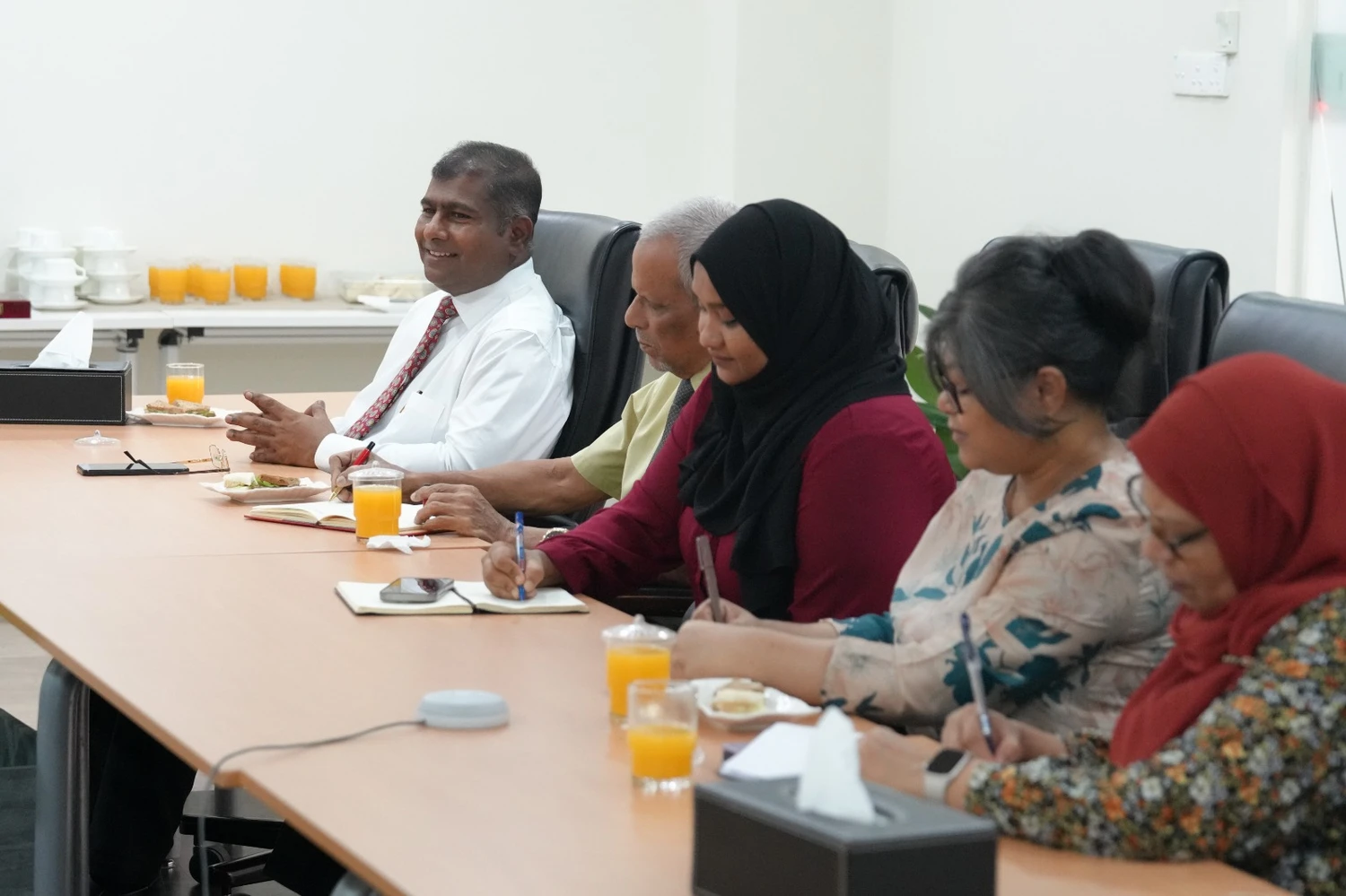 ވަޒީރު އާދަމް ނަޞީރު އިބްރާހީމް، މިއަހަރުގެ ޖުމްހޫރީ ދުވަސް ފާހަގަ ކުރުމަށްޓަކައި ކުރިއަށްގެންދާނެ ޙަރަކާތްތަކާ ބެހޭ ގޮތުން މިއަދު ހުޅުމާލެ ޑިވަލޮޕްމަންޓް ކޯޕަރޭޝަން (އެޗްޑީސީ)ގެ އިސްވެރިންނާއެކު ބޭއްވެވި މަޝްވަރާބައްދަލުވުން