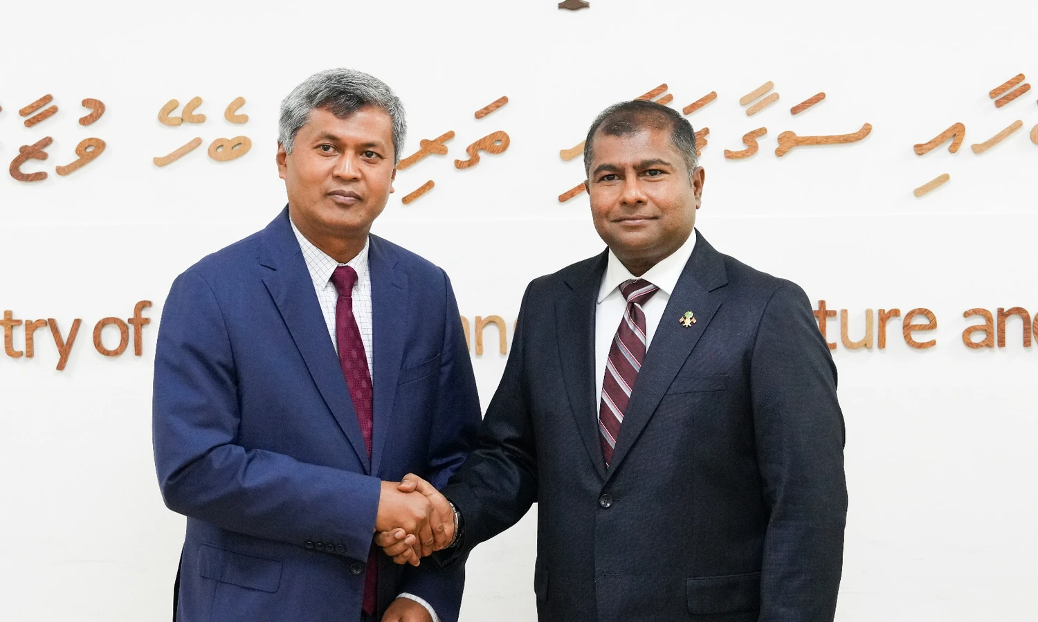 ދިވެހިބަހާއި ސަގާފަތާއި ތަރިކައާ ބެހޭ ވަޒީރު އާދަމް ނަޞީރު އިބްރާހީމް ސްރީލަންކާއިން ދިވެހިރާއްޖެއަށް ކަނޑައަޅުއްވާފައި ހުންނަވާ ސަފީރު ހިޒް އެކްސަލަންސީ މުޙައްމަދު ރިޒްވީ ޙަސަނާއެކު މިއަދު ބޭއްވެވި ބައްދަލުކުރެއްވުން.