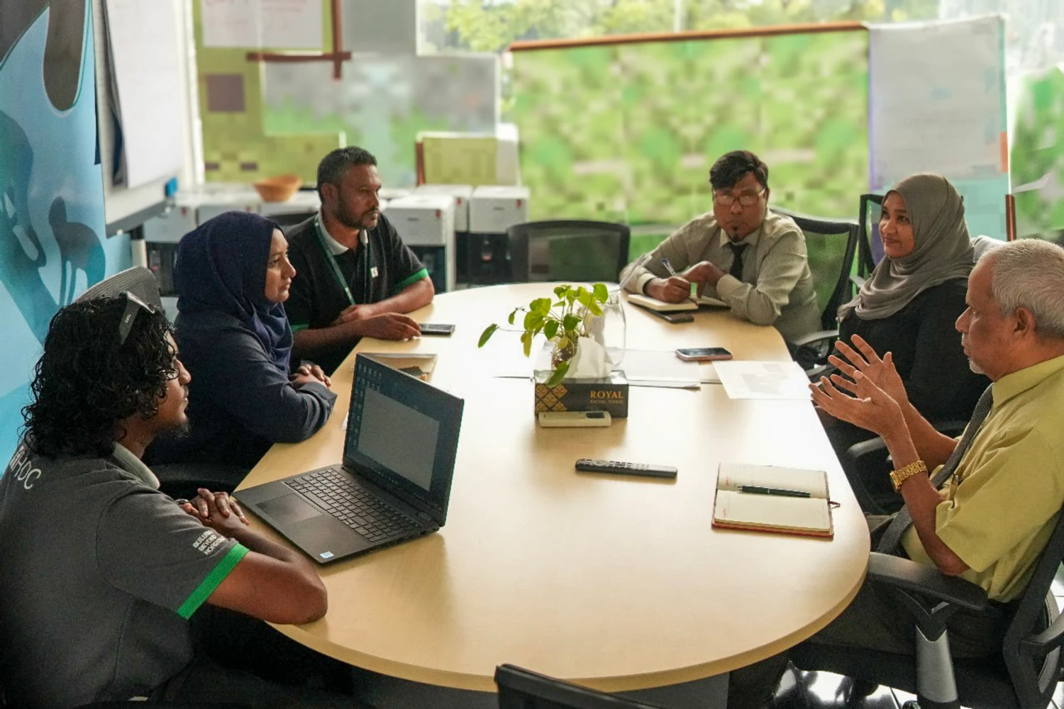 ޖުމްހޫރީ ދުވަހާ ގުޅިގެން ދިވެހި ޤައުމިއްޔަތުގެ ދާއިރާއިން ކުރިޔަށް ގެެންދެވިދާނެ ހަރަކާތަކާ ބެހޭ ގޮތުން، ދިވެހި ޤައުމިއްޔަތުގެ އިސްވަރާއި، ދިވެހިބަހާއި ސަގާފަތާއި ތަރިކައާ ބެހޭ ވުޒާރާއިން، ހައުސިންގ ޑިވެލޮޕްމެންޓް ކޯޕްރޭޝަން (އެޗްޑީސީ) އާއެކު މިއަދު ބޭއްވި މަޝްވަރާ ބައްދަލުވުން.