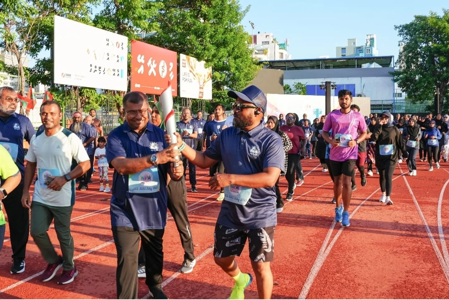 ޖެނެރޭޝަނަލް ބޭން ޤާނޫނަށް ޢަމަލު ކުރަން ފެށުމުގެ ގޮތުން 24 ގަޑިއިރަށް ކުރިއަށްގެންދާ ނޭޝަނަލް ޓޯޗު ރަންގައި ދިވެހިބަހާއި ތާރީޚާއި ސަގާފަތާ ބެހޭ ވުޒާރާއިން ބައިވެރިވުން. މި ރަންގައި ވަޒީރު އާދަމް ނަޞީރު އިބްރާހީމް ވެސް ބައިވެރިވެވަޑައިގެންނެވި.