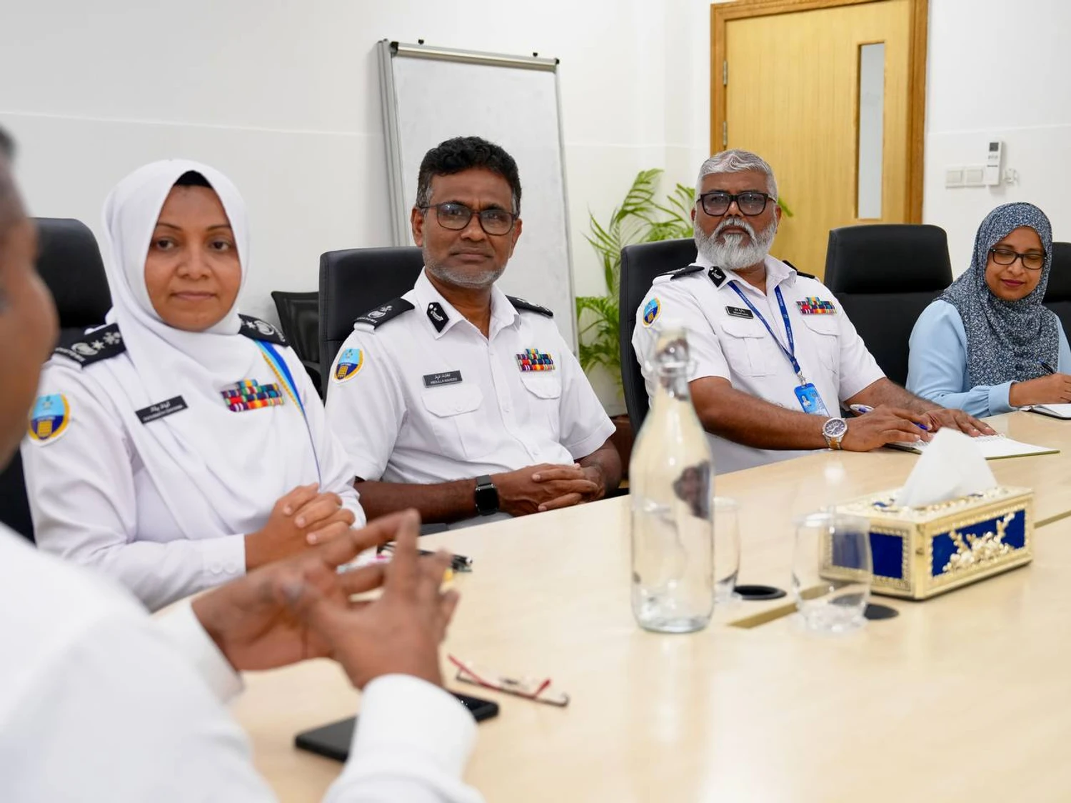 ޤައުމިއްޔަތުގެ ދާއިރާއިން ކަސްޓަމްސްގެ މުވައްޒަފުންނަށް ތަމްރީނާއި އެހީތެރިކަން ފޯރުކޮށްދިނުމާ ގުޅޭ ގޮތުން މަޝްވަރާކޮށްފި