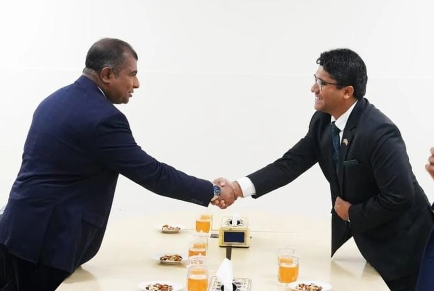 ދިވެހިބަހާއި ސަގާފަތާއި ތަރިކައާ ބެހޭ ވަޒީރު އާދަމް ނަޞީރު އިބްރާހީމް ބަނގްލަދޭޝްގެ ސަފީރު ހިޒް އެކްސެލެންސީ ޑރ. ނަޡުމުލް އިސްލާމްއާއެކު މިއަދު ބޭއްވެވި ބައްދަލުކުރެއްވުން.