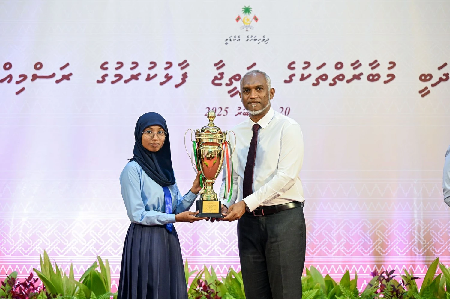 ދިވެހިބަހުގެ އެކެޑަމީގެ ފަރާތުން 2025ވަނައަހަރު، ޤައުމީ ފެންވަރުގައި ބޭއްވި އަދަބީ މުބާރާތްތަކުގެ  ނަތީޖާ ފާޅުކުރުމުގެ ޖަލްސާގެ ތެރެއިން.